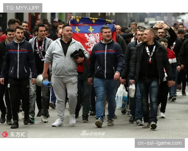 特写:马赛vs里昂比赛因球迷投掷烟火中断,球员带领孩童迅速离场。